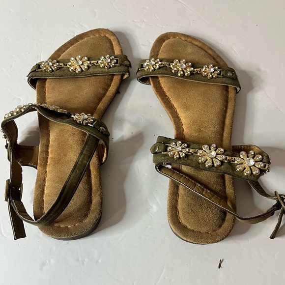 Women’s Olive Green Rhinestone Flower Sandals Size 7 Flat Ankle Strap Boho Chic - Picture 5 of 7